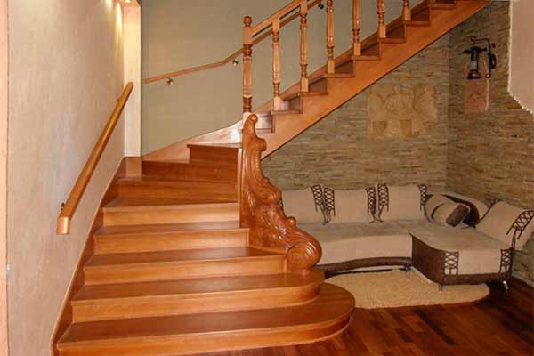 Деревянная лестница в интерьере: преимущества выбора