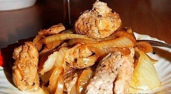 Жареная свинина с луком