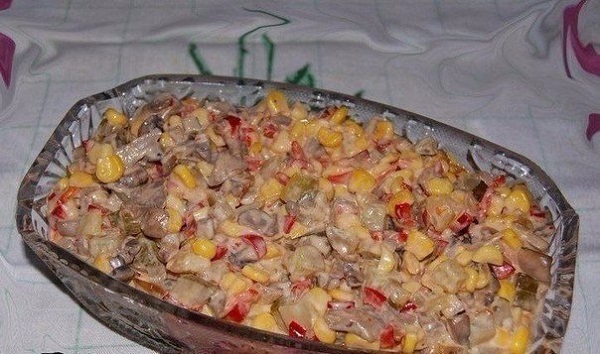 Грибной салат с кукурузой