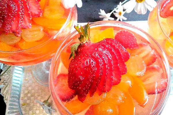 Красочное желе с фруктами