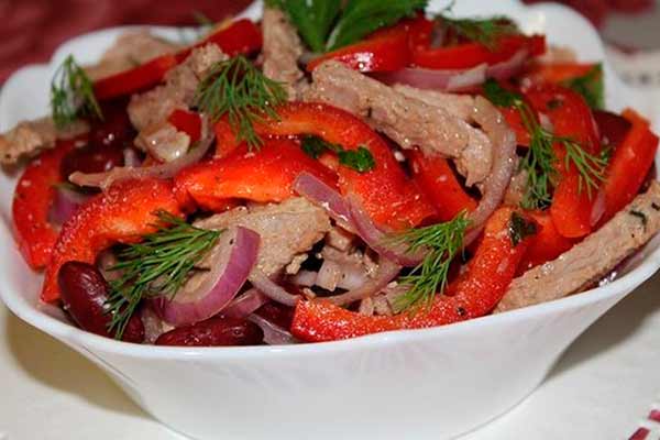 Мясной салат фасолью и перцем