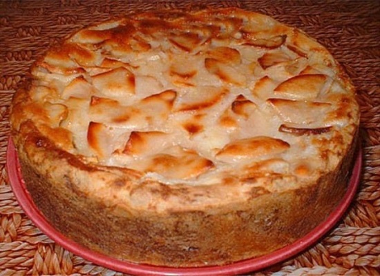 Шарлотка с творогом и яблоками