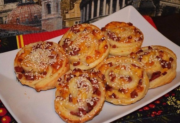 Сырные слойки с колбасой