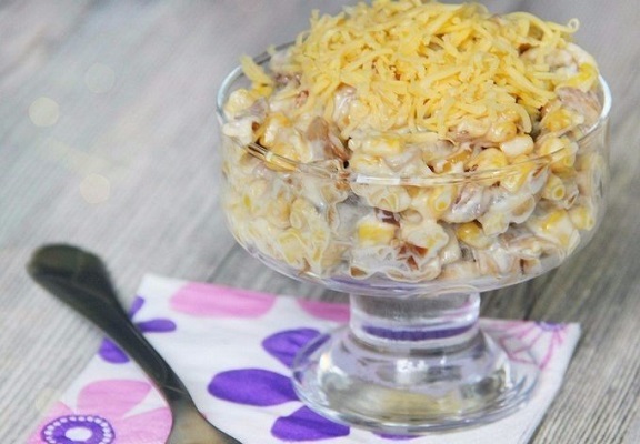 Легкий салат с кукурузой и сыром