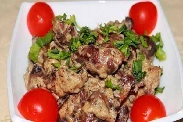 Куриные сердечки в молочном соусе