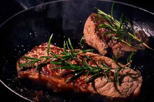 Які кулінарні помилки псують смак справжнього стейка Які кулінарні помилки псують смак справжнього стейка
