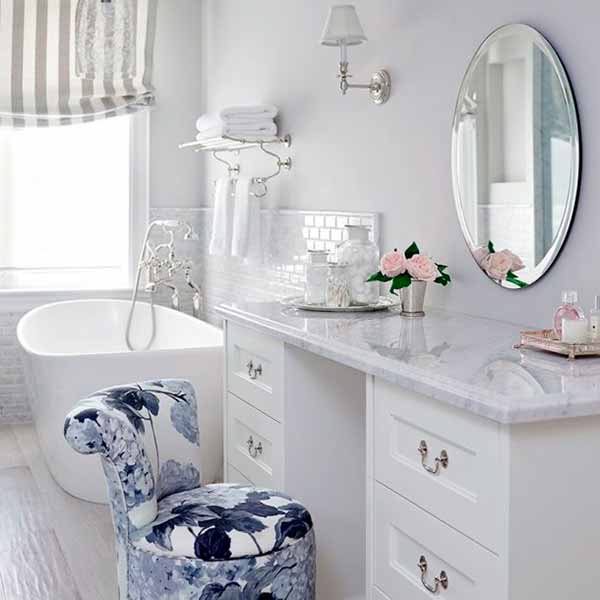 Стілець підбирається до туалетного столика. Стілець підбирається до туалетного столика.