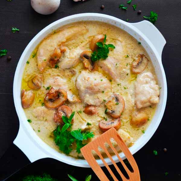 Курица с грибами в сметанном соусе Курица с грибами в сметанном соусе