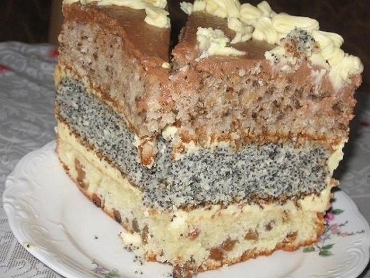 Торт с орехами, маком и изюмом
