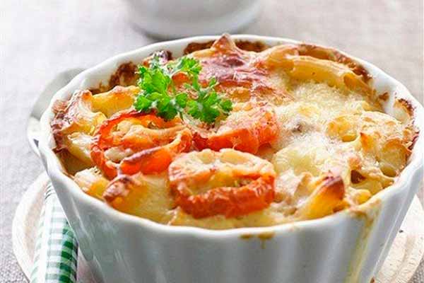 Макароны с чесночным соусом и сыром