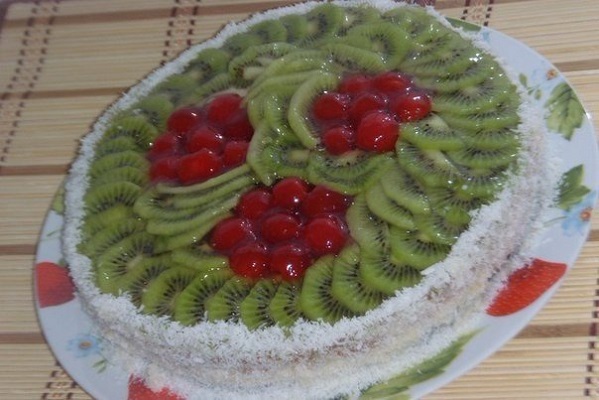 Торт с киви и вишнями