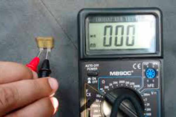 Как заменить предохранитель в машине?