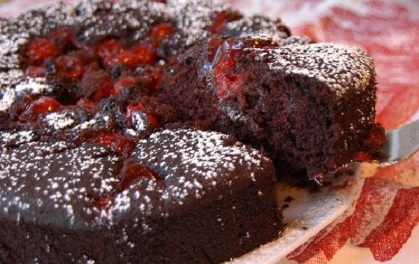Шоколадный кекс с вишнями