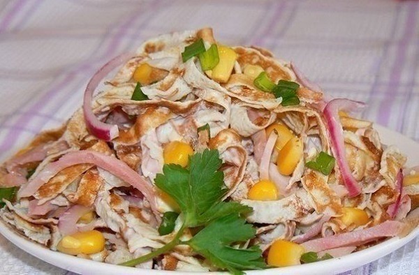 куриный салат с омлетом