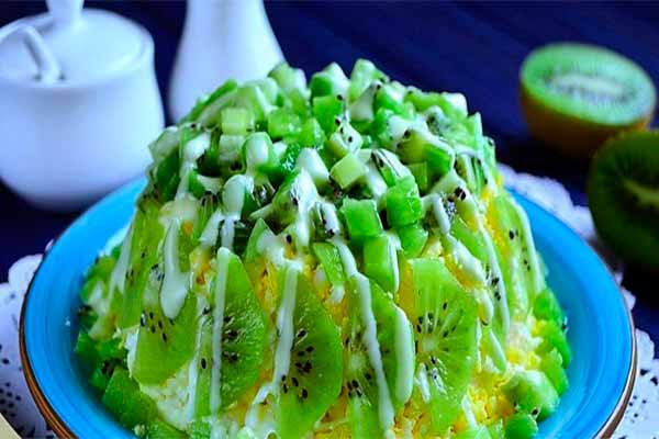 Салат с курицей и киви