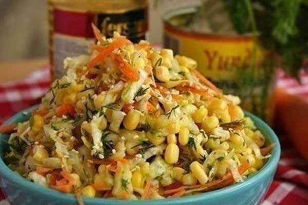 Легкий салат из пекинской капусты с кукурузой