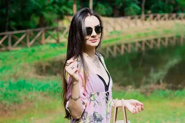 Кілька фрази жінки, які показують чоловікові, що вона самотня