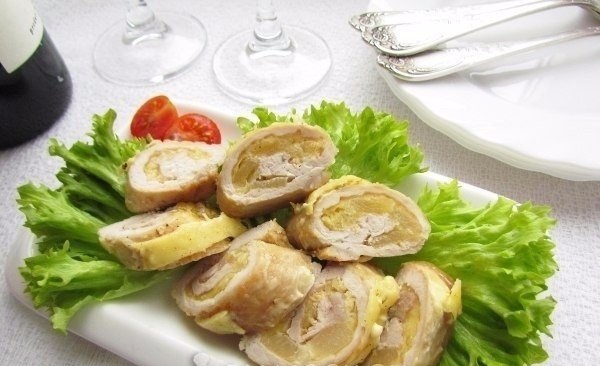 Свинные рулетики с ананасовой начинкой с сыром