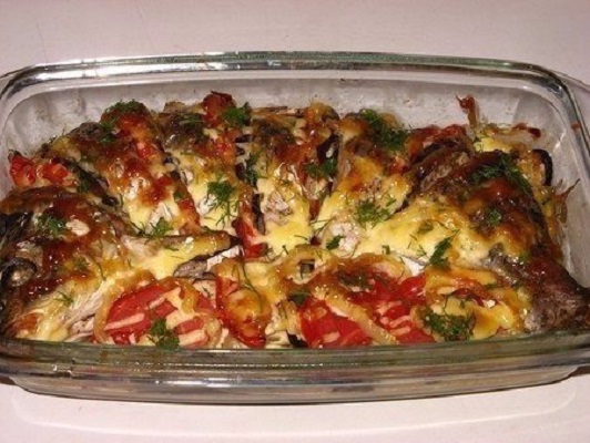 Запеченый карп с овощами