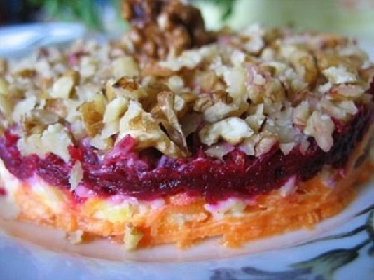 Морковно-свекольный салат с орехами