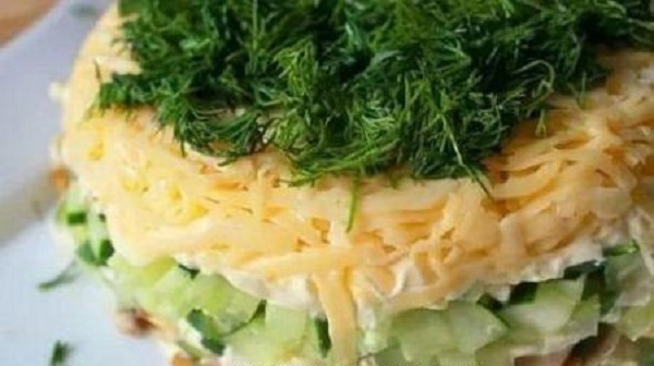 Слоёный салат с селедкой, свежим огурцом и сыром