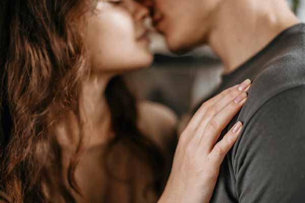  Що може розповісти чоловічий <b>поцілунок</b> в різні зони жіночого тіла 