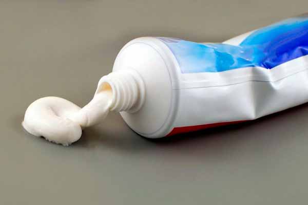 Біла зубна паста допоможе впоратися з плямами крові