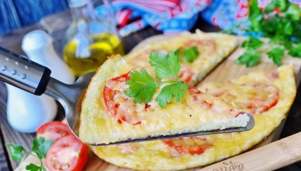 Кабачковая пицца с колбасой и сыром