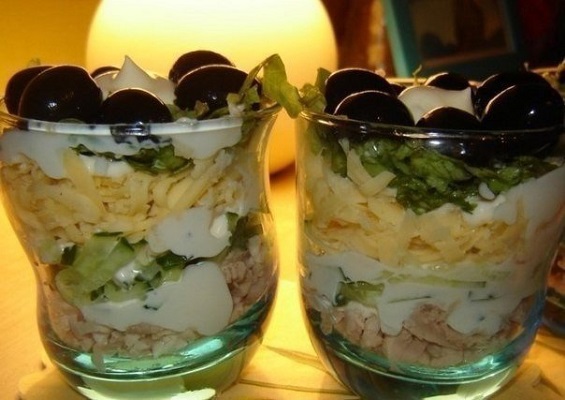Слоеный салат с курицей