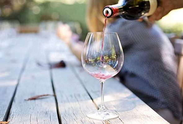 Чи можна пити простояне відкритим вино?