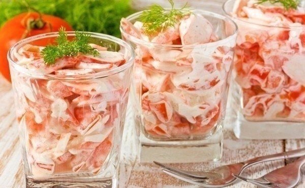 Крабовый салат с чесночным соусом