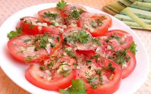 Помидор в чесночном маринаде