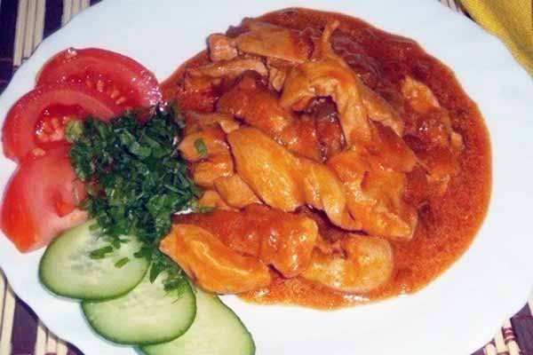 Куриный гуляш с морковкой