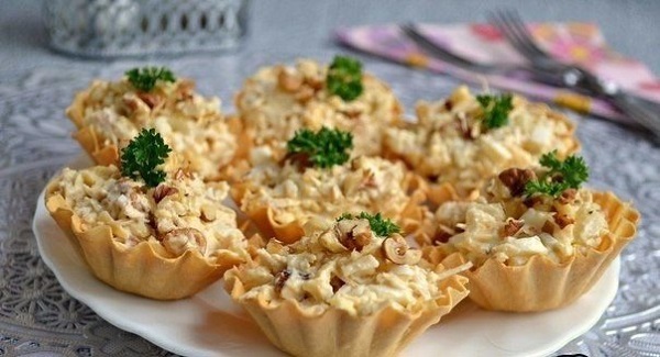Корзинки с мясным салатом