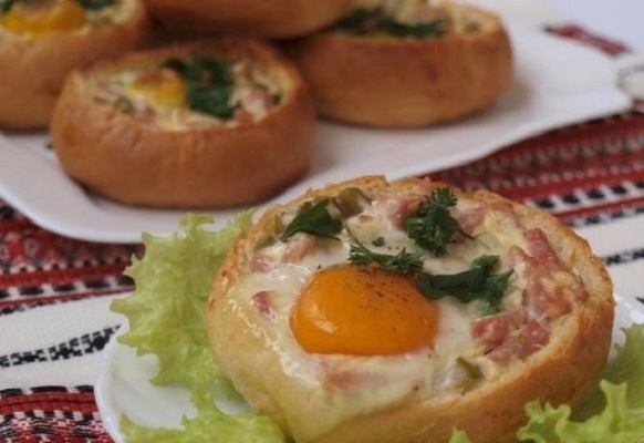 Булочки с ветчиной запеченые с горчичным соусом