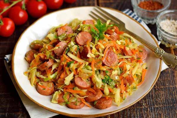 Капуста тушеная с сосисками