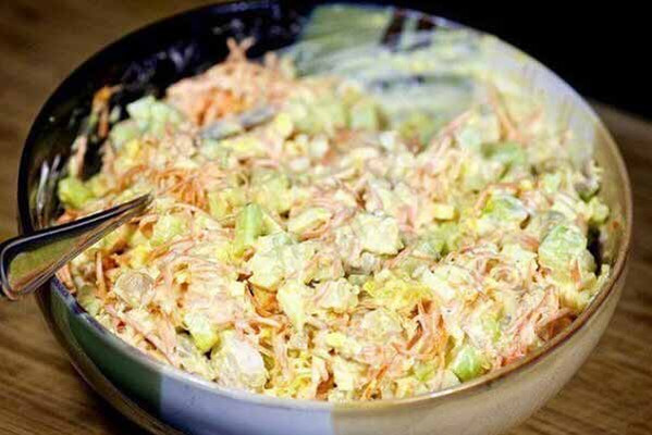 Вкуснейший салата с нежными кусочками курицы
