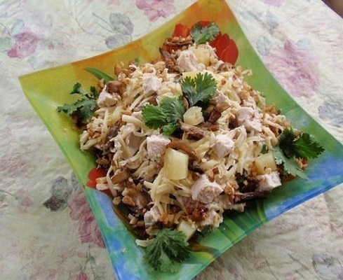 Салат мясной с грибами и ананасами