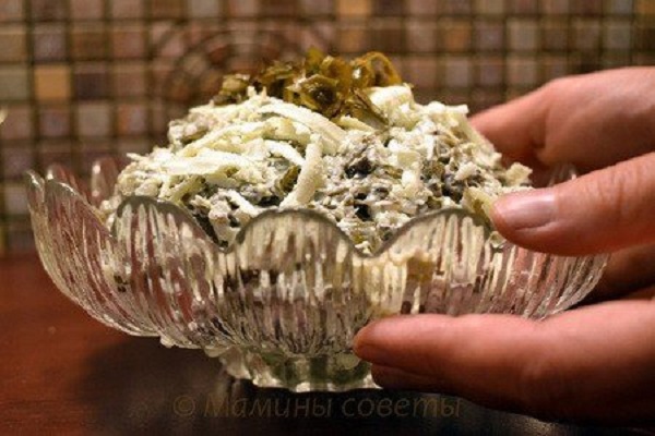 Рисовый салат с яйцом и морской капустой