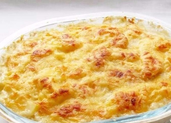 Куриное филе с картофелем, луком в сливочном соусе