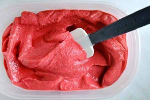 Клубничное мороженое с медом