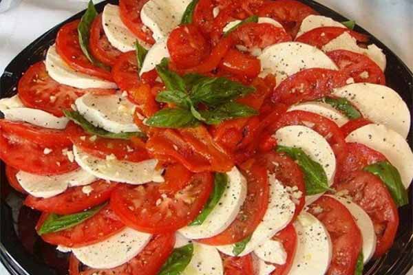 Салат из помидлоров с сыром