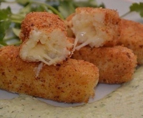 Картофельные палочки с начинкой из сыра