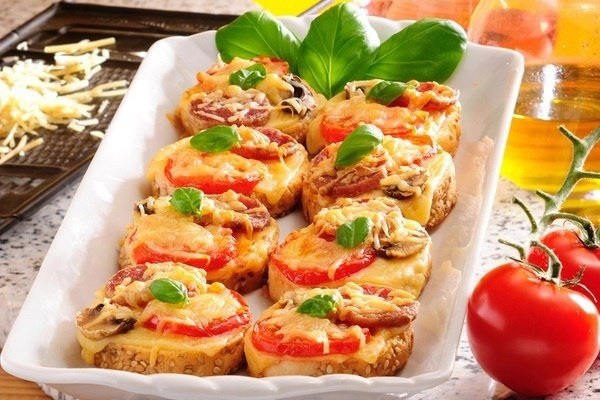 Пицца на батоне с колбасой