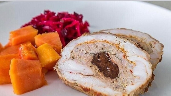 Закусочный куриный рулет с начинкой