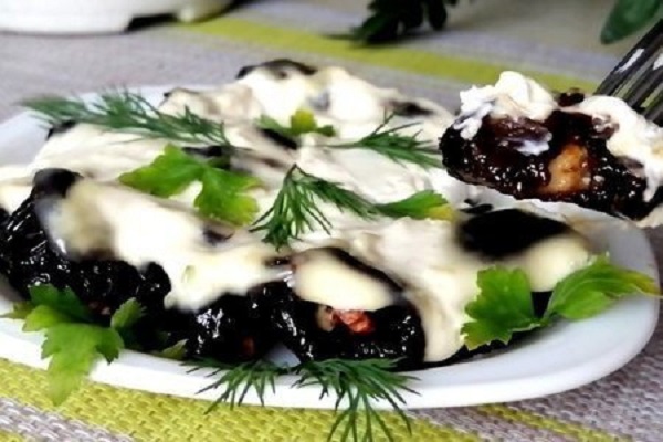 Чернослив с орехами в сметанно-чесночном соусе