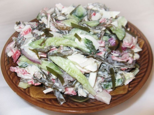 Салат с крабовых палочек с морской капустой