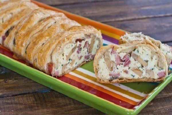 Слоеный рулет с грибами и яйцрм