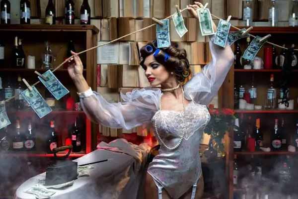 7 ознак жадібної жінки, які бачать оточуючі