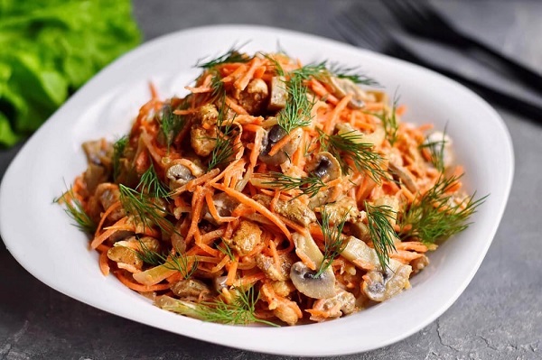 Мясной салат с грибами и корейской морковкой